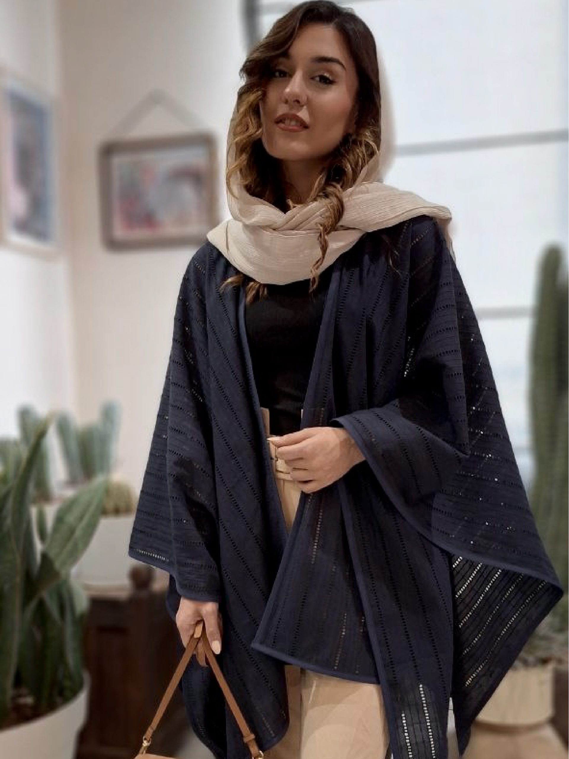 پانچو سرمه‌ای خامه‌دوزی