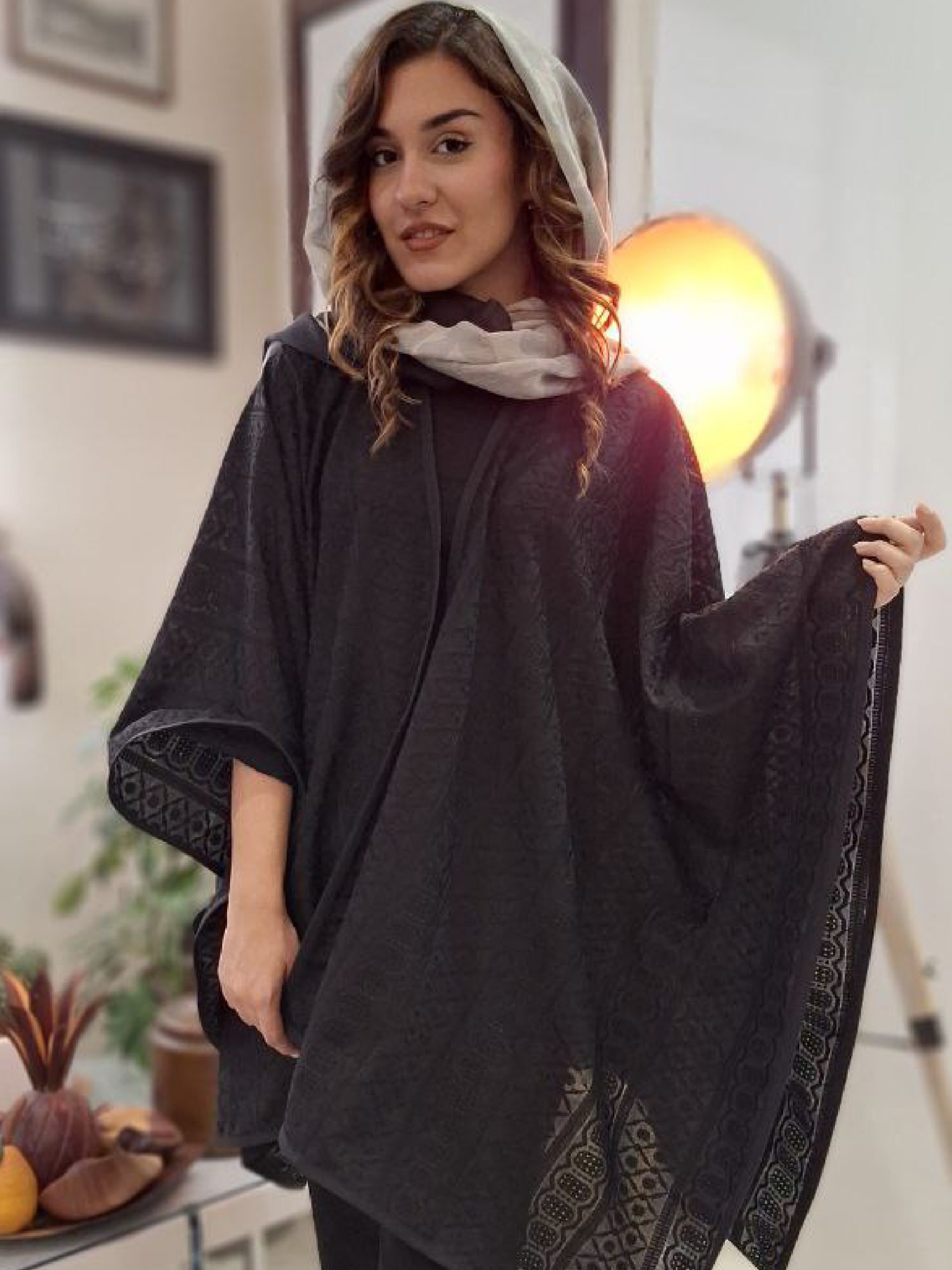 پانچو مشکی کتیبه‌ای