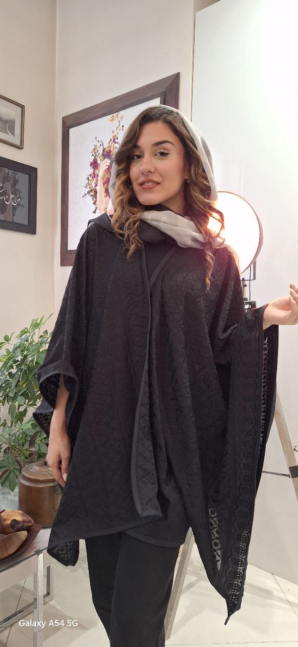 پانچو مشکی کتیبه‌ای