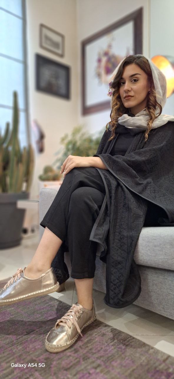 پانچو مشکی کتیبه‌ای